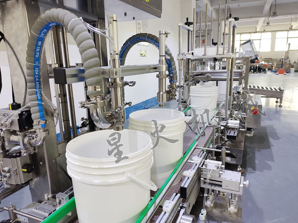 15L水溶肥称重灌装压盖贴标流水线细节