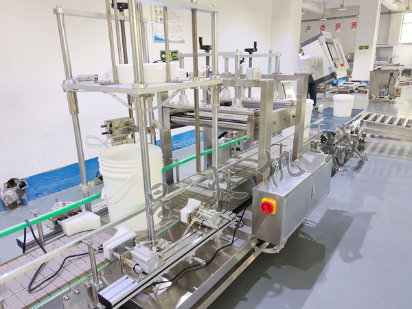 15L水溶肥称重灌装压盖贴标流水线细节